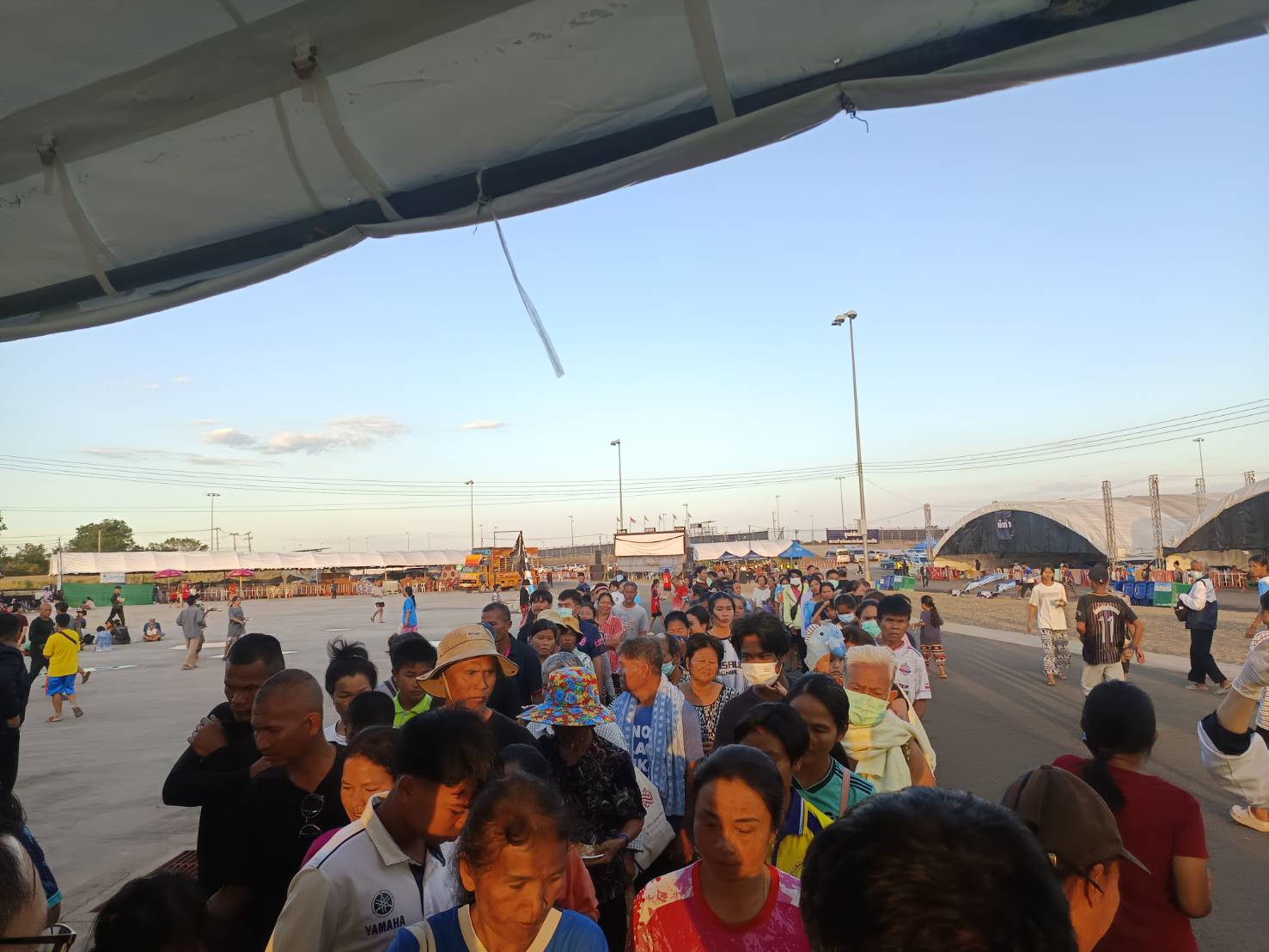 title - วันที่ 23 ธันวาคม 2568 เวลา 17.00 น. นายประเสริฐ กาญจนเกียรติกุล ปฏิรูปที่ดินจังหวัดบุรีรัมย์ พร้อมด้วยเจ้าหน้าที่กลุ่มยุทธศาสตร์และการปฏิรูปที่ดิน ส.ป.ก.บุรีรัมย์ เข้าร่วมให้บริการอาหารและผลไม้แก่ผู้อพยพจากเหตุปะทะไทยกัมพูชา 